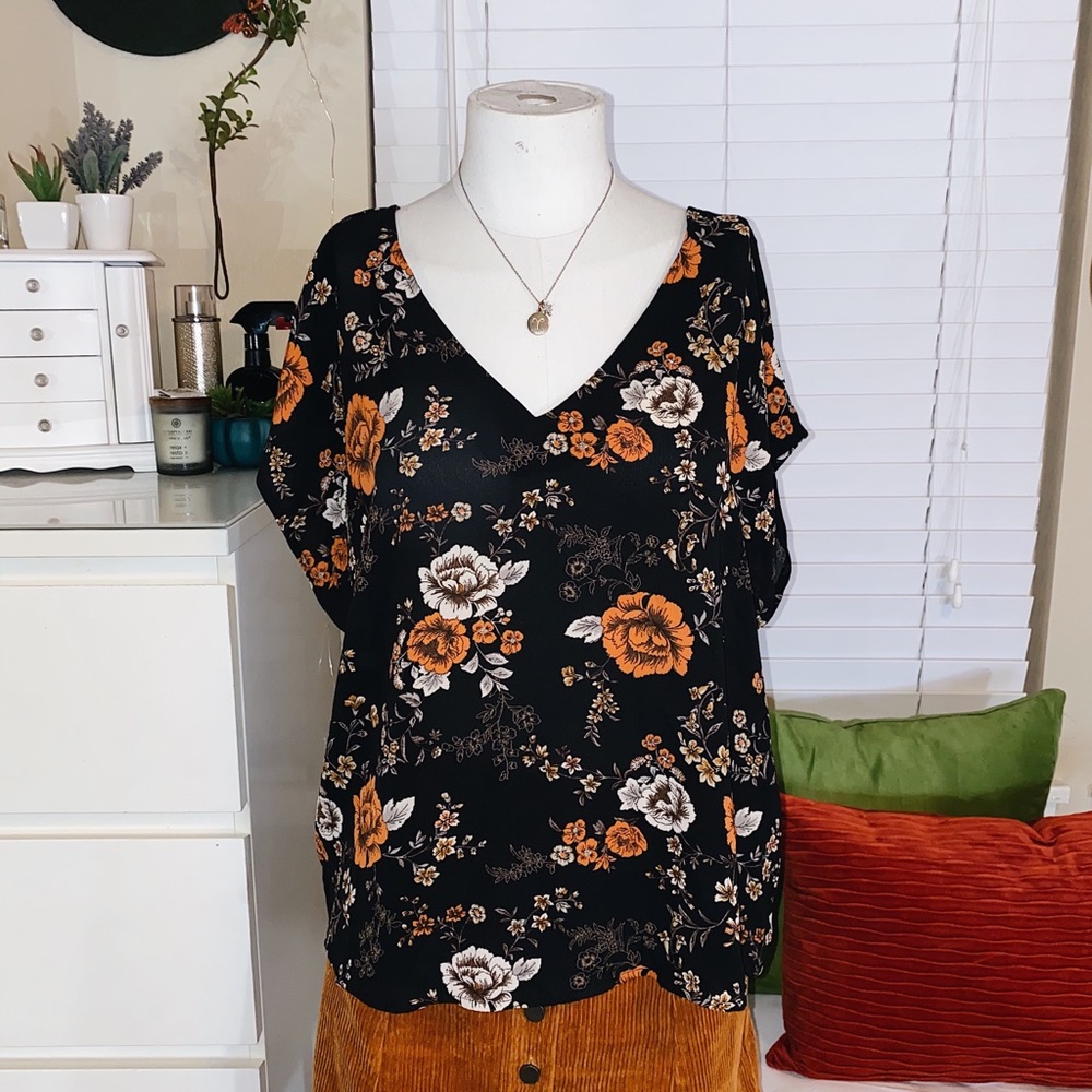 ✨NWT✨ Black Floral V-Back Top